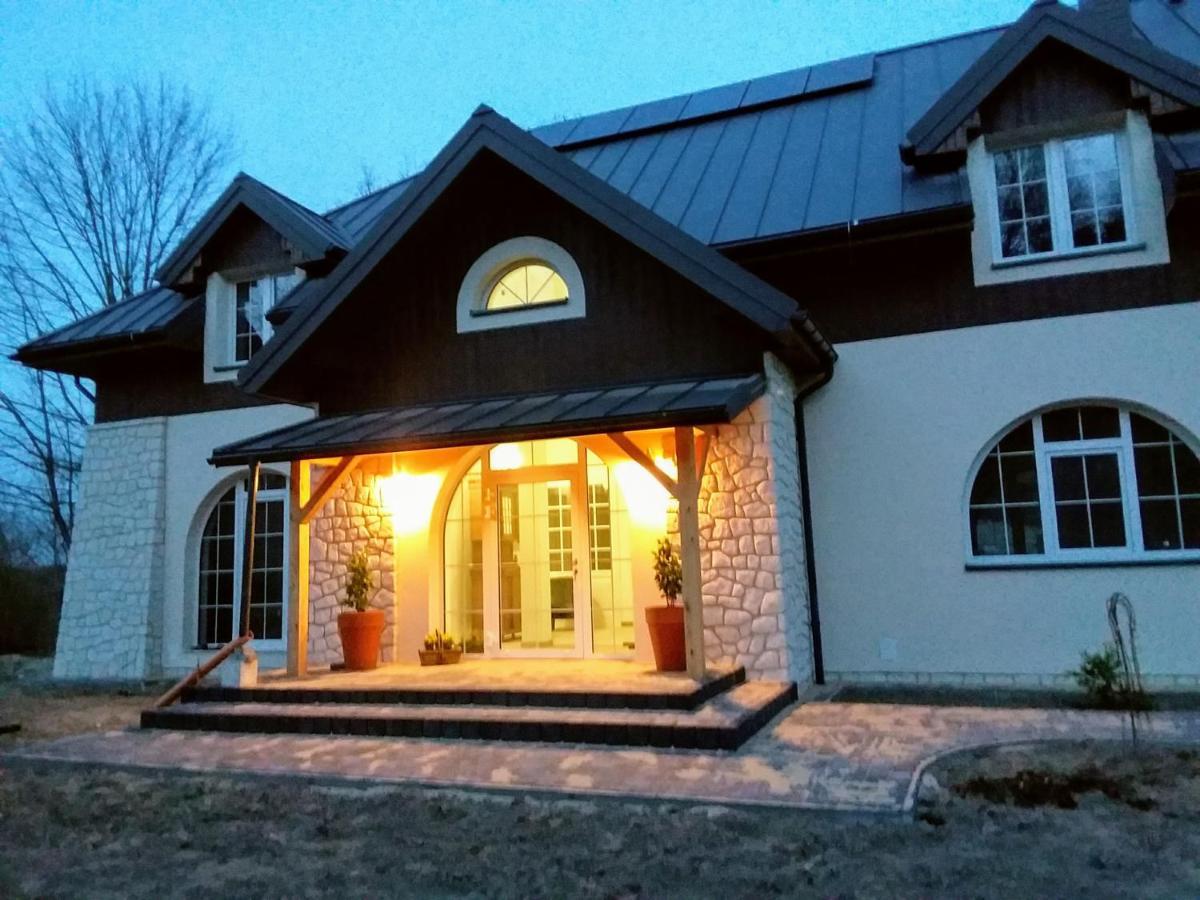 Dworek Akacja Uslugi Hotelarskie 야노비에츠 외부 사진