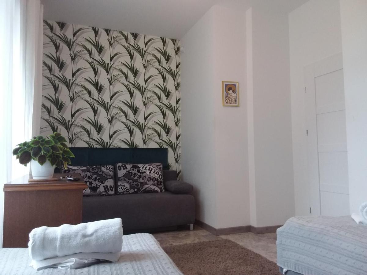 Dworek Akacja Uslugi Hotelarskie 야노비에츠 외부 사진